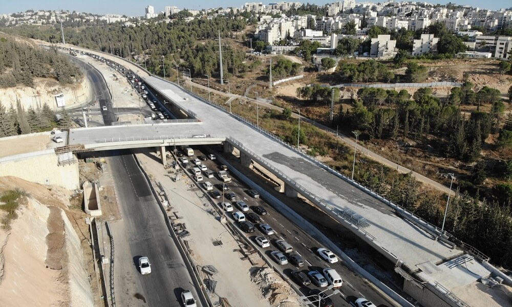 הכביש עם גשר, עצים ובניינים מסביב
